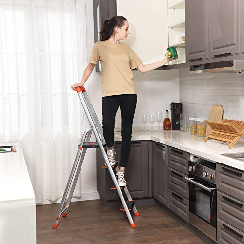 SONGMICS 4 Lépcsős Fellépő, Alumínium Létra 12 cm széles lépcsőkkel, Összecsukható Létra Csúszásgátló lábakkal, Maximális statikus terhelés 150 kg, TÜV Rheinland teszt, GS EN131 tanúsítással, Fekete színben,