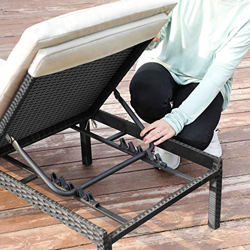 SONGMICS Napozóágy, Napágy 5 cm vastag Matraccal, Rattan-hatású felülettel, Dönthető háttámlával, 59 x 198 x 28 cm méretben, Maximális terhelhetőség 150 kg, Kertbe, Teraszra, Bézs színben, GCB27BRV1