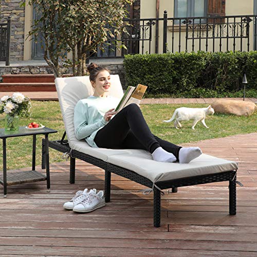 SONGMICS Napozóágy, Napágy 5 cm vastag Matraccal, Rattan-hatású felülettel, Dönthető háttámlával, 59 x 198 x 28 cm méretben, Maximális terhelhetőség 150 kg, Kertbe, Teraszra, Bézs színben, GCB27BRV1